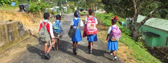 Iskolás gyerekek tartanak haza Brasso Secóban