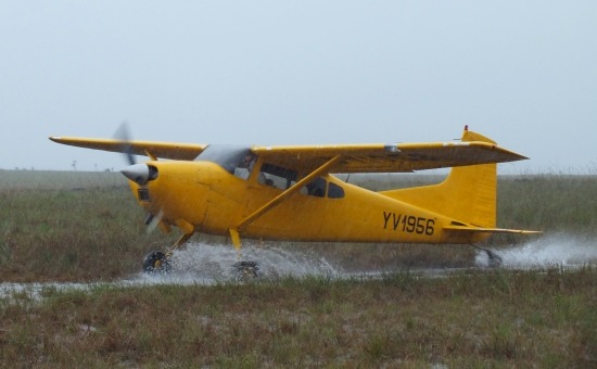 Elmebeteg pilóta landolása Yunek kifutópályáján