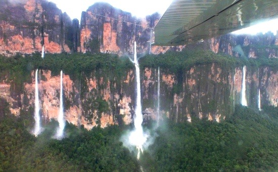 Az Akopán tepui északi oldala és a 300 méteres vízesések