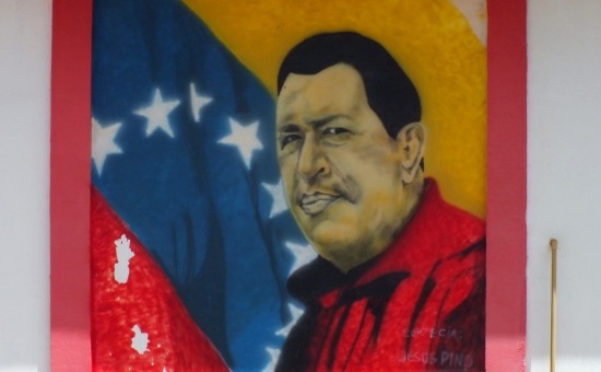 Venezuela szerte Chávez képek borítják a házak falait