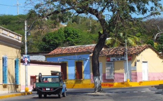 Cumaná belvárosa - fa az út közepén