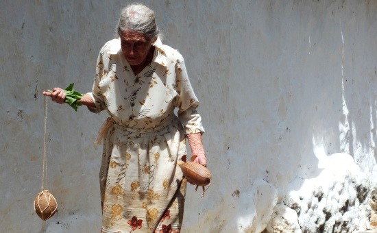 Öreg hölgy érkezik kézműves termékeivel Guanéban
