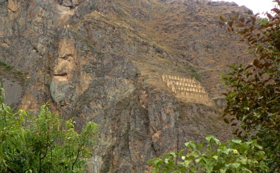 Virakocha zsákos vándorként tűnik fel az Ollantaytambót körülölelő hegyekben