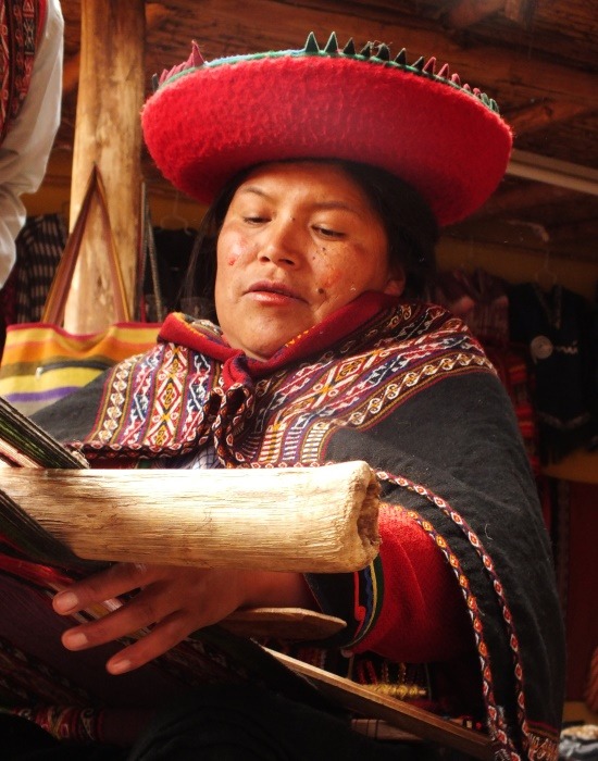 A chincherói asszonyok a turisták kedvéért népviseletben szövögetnek