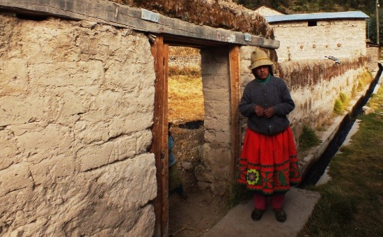 Cotahuasi népviselet egy lányon Mungui faluban