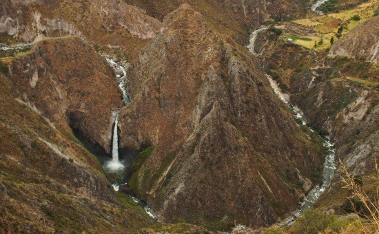 A 80 méter magas Uscune-vízesés szív alakú hasadékot vájt 