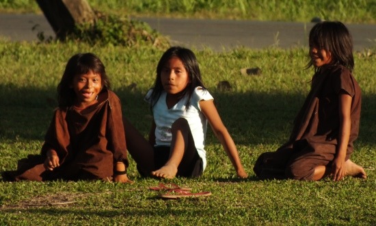 A lányoknak első menstruációkor levágják a hajukat és elzárják őket a közösség többi tagjától