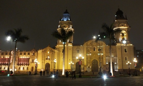 A Plaza de Armas esti kivilágításban megtéveszti az embert
