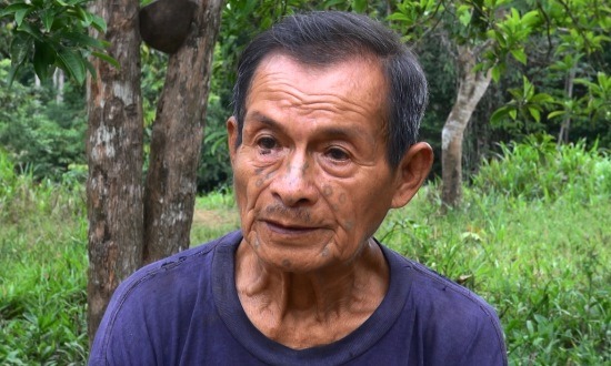 José Bajare arcán furcsa tetoválás látható