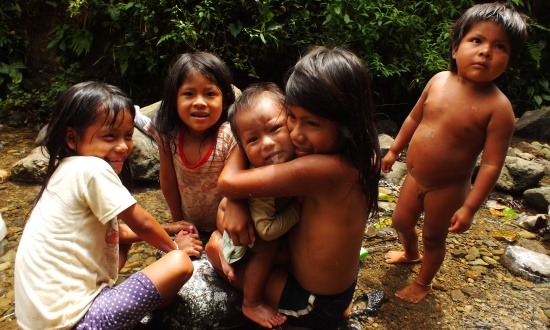 Shuar gyerekek Nantip határában