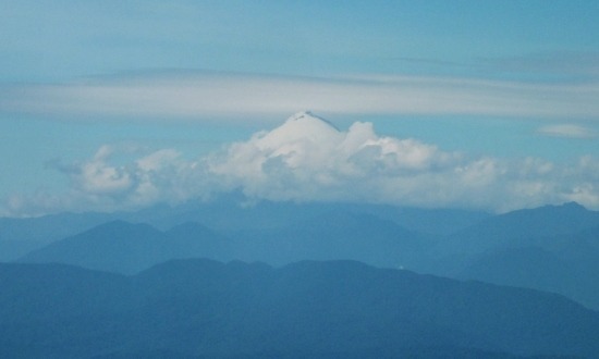 A Sangay-vulkán a gép ablakából