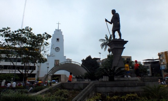 Santo Domingo főterén egy hatalmas tsáchila szobor áll