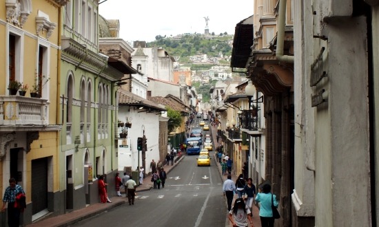 Utcakép Quitóban, háttérben a Panecillóval és a szárnyas Szűz Máriával
