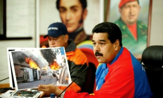 Nicolás Maduro szemlélteti a fasiszta csőcselék rongálásának eredményét
