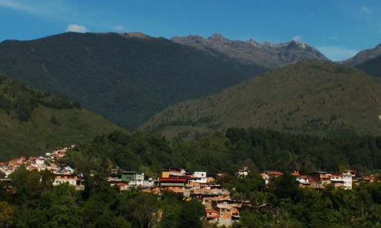 A La Culata csúcsa emelkedik egy andoki falu fölé