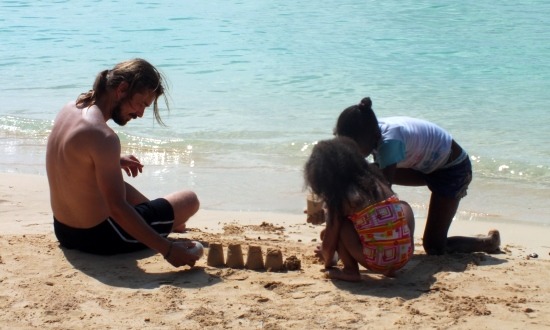Endrét befogták a helyi gyerekek homokvárat építeni