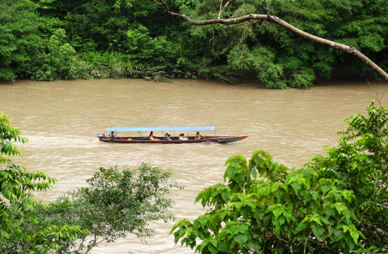 Ilyen csónakkal utazunk mi is fél órát a Rio Napón