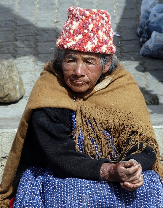 Idős asszony El Alto egyik utcáján