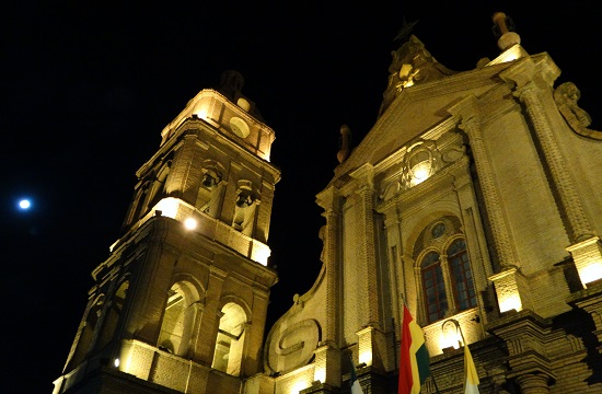 Santa Cruz katedrálisa éjszakai fényben