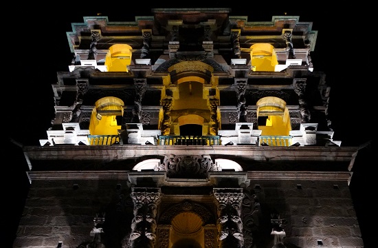A Torre de la Compañía de Jesús templom éjszakai kivilágításban
