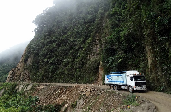 Ez a kép még a Yungason készült - na, ennél százszor rosszabb az út Villamontesbe