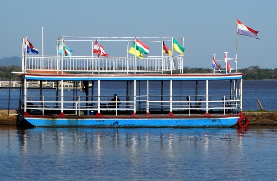 Magyar zászló egy paraguayi hajón