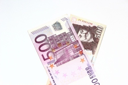 Lesz-e 330 forint az euró? Mit tehetünk a pénzünkkel?