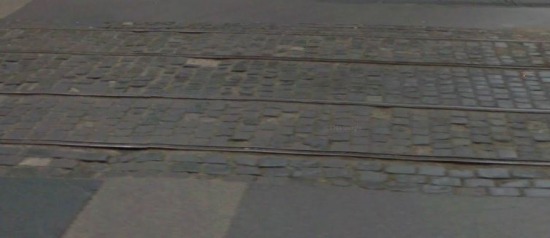 (Google Street View kockaköves sínpálya)