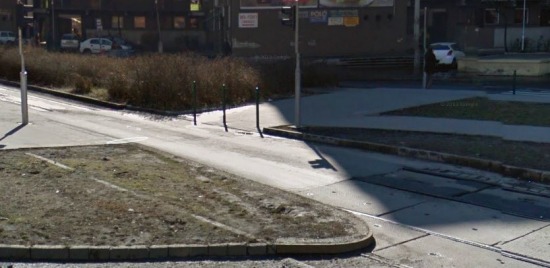 (Google Street View lebetonozott sín)