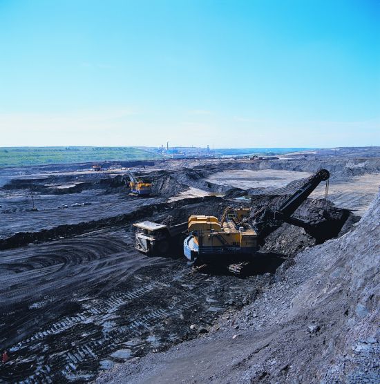 Olajhomok-bánya a kanadai tundrán
