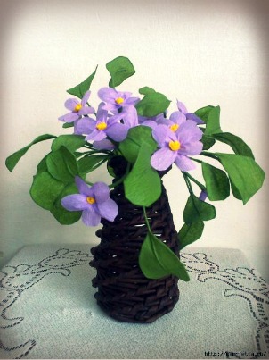 DIY-Newspaper-Tube-Vase-and-Violets.jpg