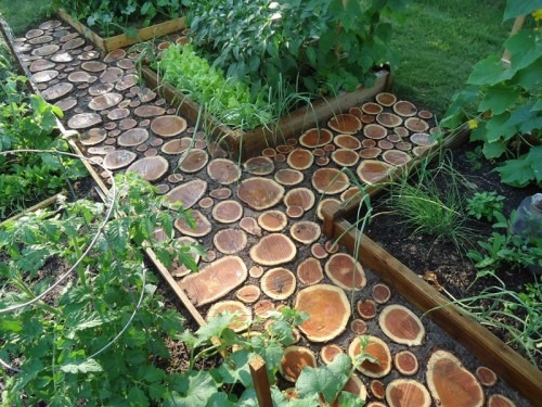 diy-garden-path-of-wood-slabs-1-500x375.jpg