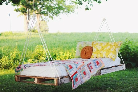 DIY-Pallet-Swing-Bed-The-Merrythought-.jpg