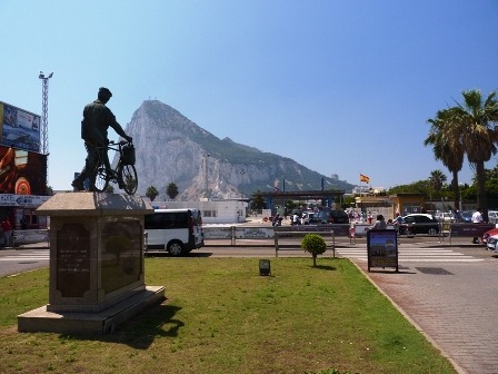 A Gibraltár építő spanyol kerékpáros munkás emlékműve.JPG