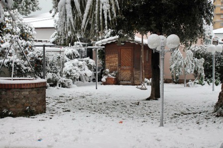 Későtt jött hó alatt a kert, pedig már hajtanak a rügyek.jpg