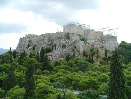 Az athéni Akropolisz környékén is öntözik a parkot és esténként a tenger felől párás szél fuj.jpg