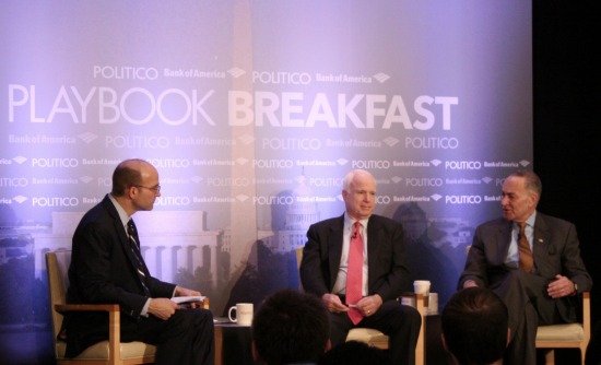 John McCain (középen) és Chuck Schumer (jobboldalon)