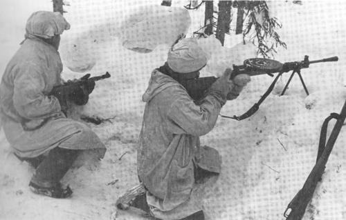 Harcoló finn katonák